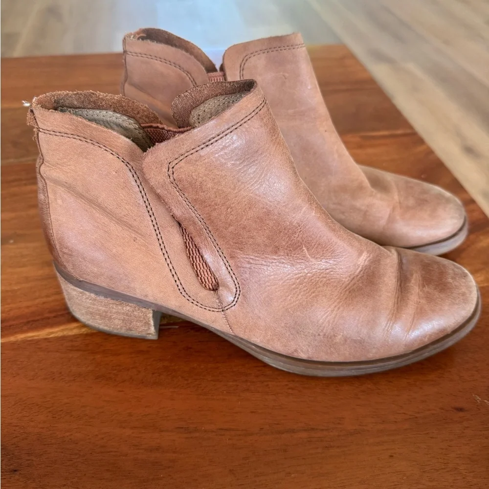Korks-Ease Tan ankle boots Size‎ 6.5